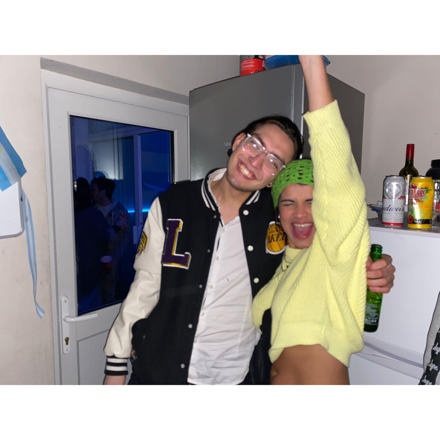 Nuestra primera foto juntos en la fiesta donde nos conocimos mejor.