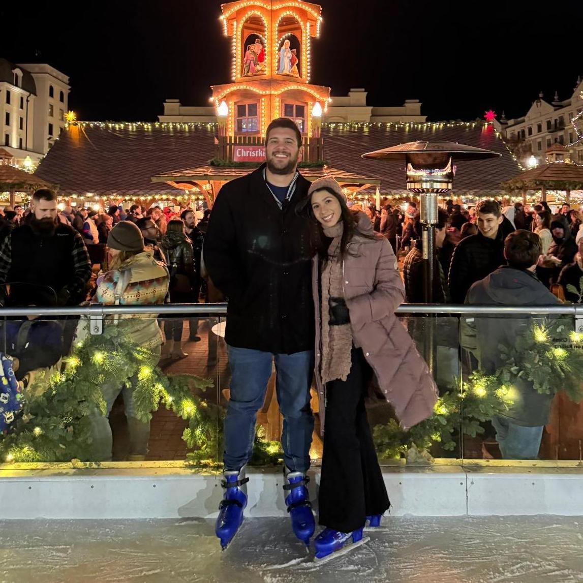 Our first time ice skating. Nuestra Primera vez patinando sobre hielo.