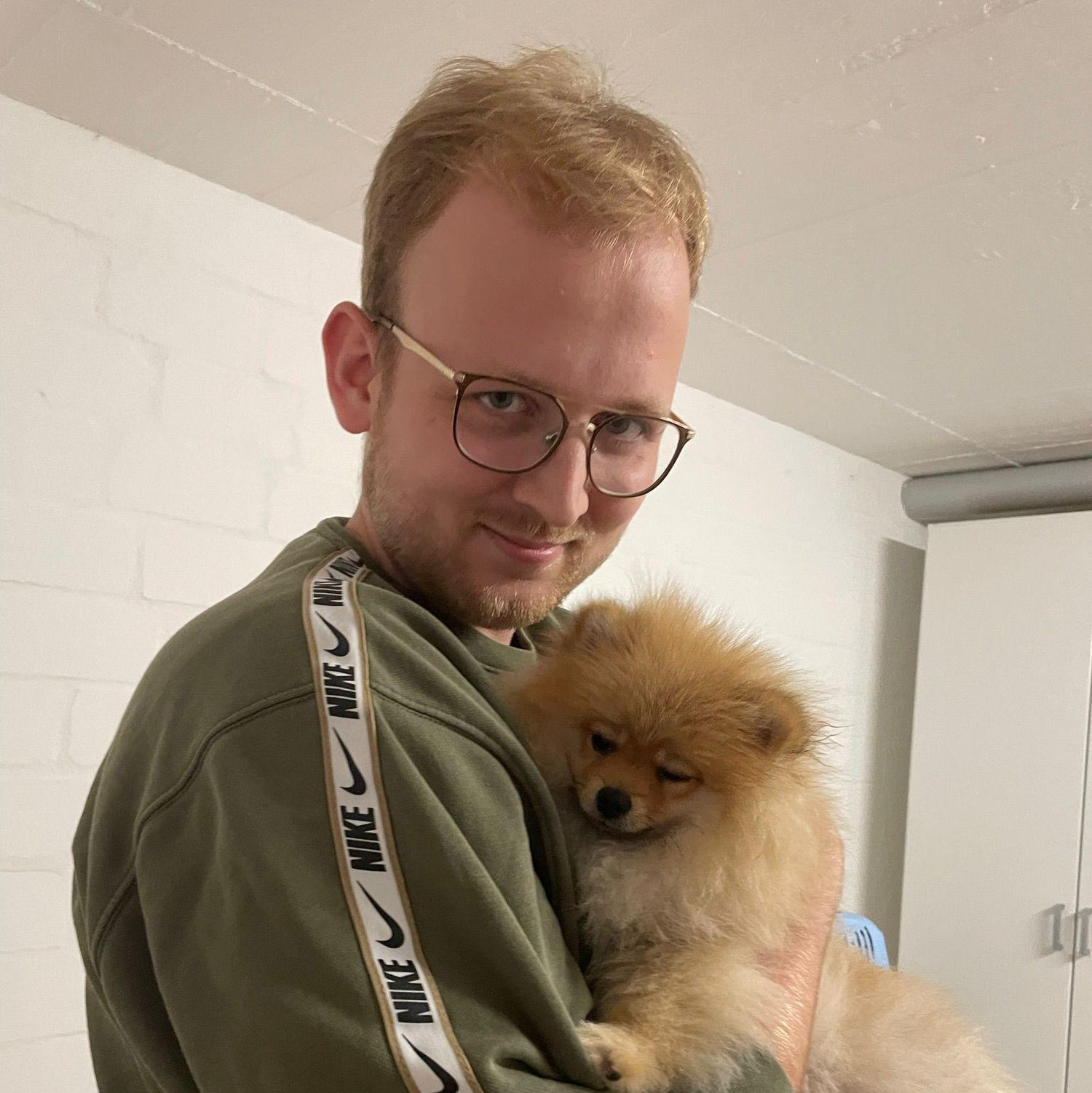 Im Oktober 2024 beschlossen wir, Pommes-Pomeranian in unser Leben aufzunehmen. 🐾 Jonny wählte sie aus – sie wuchs im AIESEC-Büro Bonn auf, geliebt von unserem ganzen Team. 💛