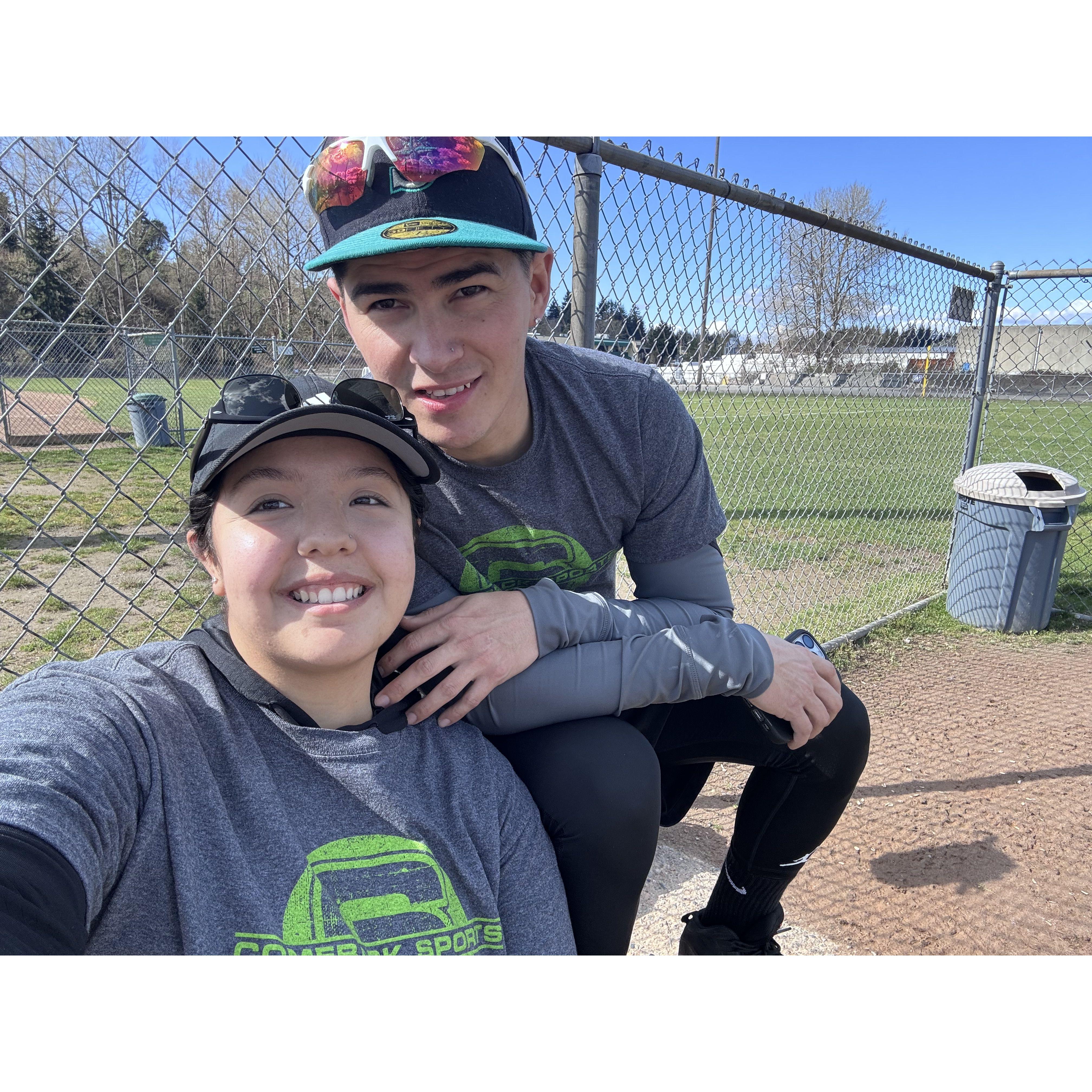 We love Sunday softball! Nos encanta nuestros domingos de softball!