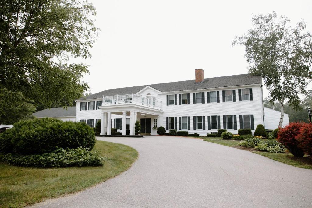 The Wedding Website of Alexis Lainchbury and Connor Mayette