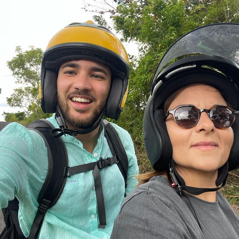 I locals indonesiani erano sconvolti che una donna guidasse il motorino.
Ma non sapevano della mia esperienza anni di "carico a 3" per andare alla villa sul mio Aprila SR50...