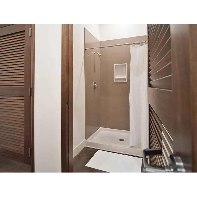 Main Lodge: 2 rooms of up to 8 - 8 queens