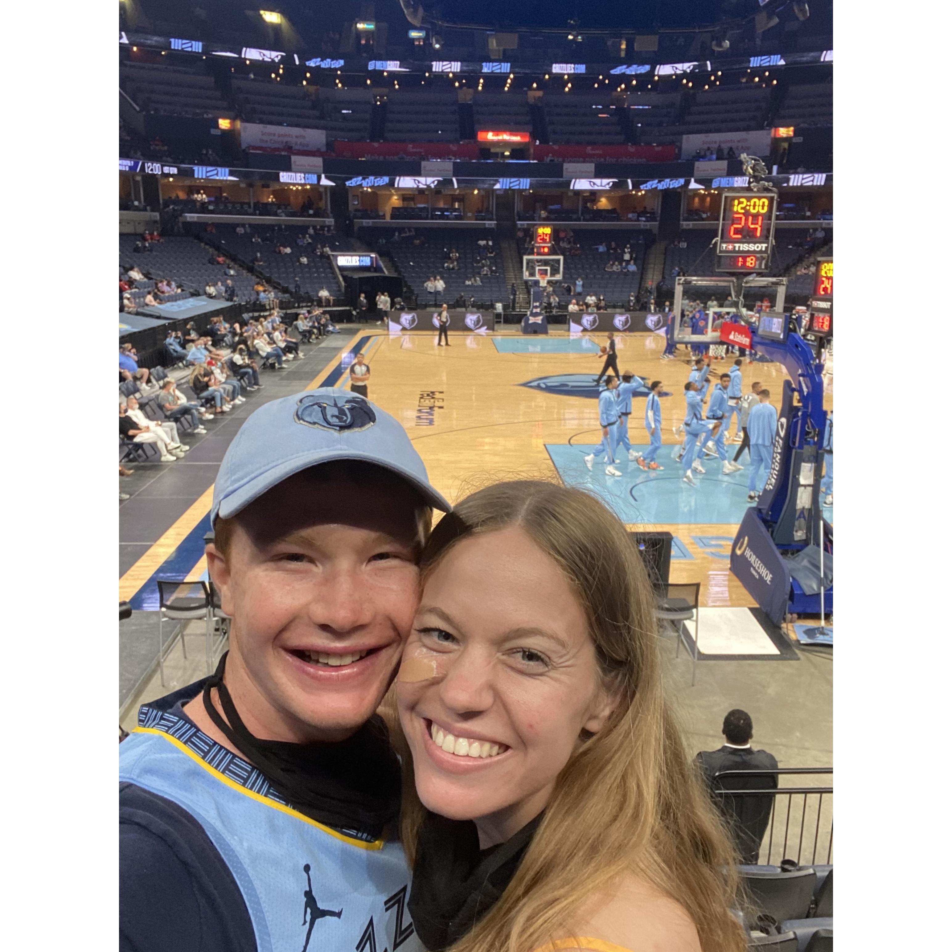 A Grizzlies selfie for 2 Grizzlies fans!