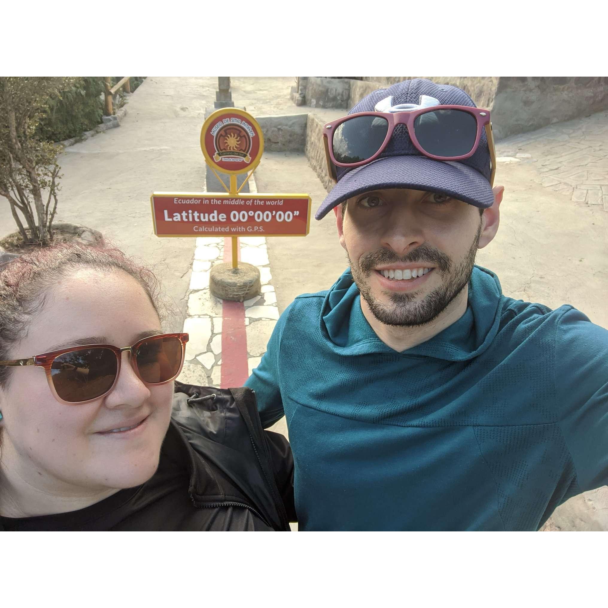 At the equator, the real one! Deeply enjoying the science only possible in this unique place - En la línea equinoccial. La de verdad! Disfrutando como niños de la ciencia extrema de este lugar único