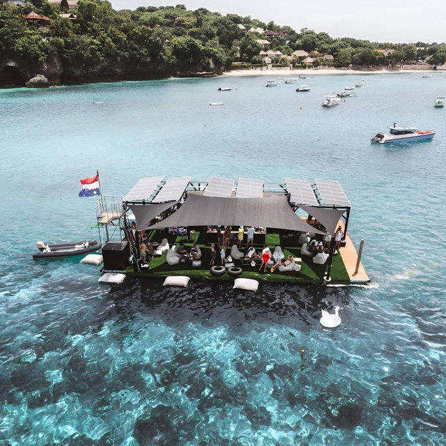 Drinks on a Floating Bar