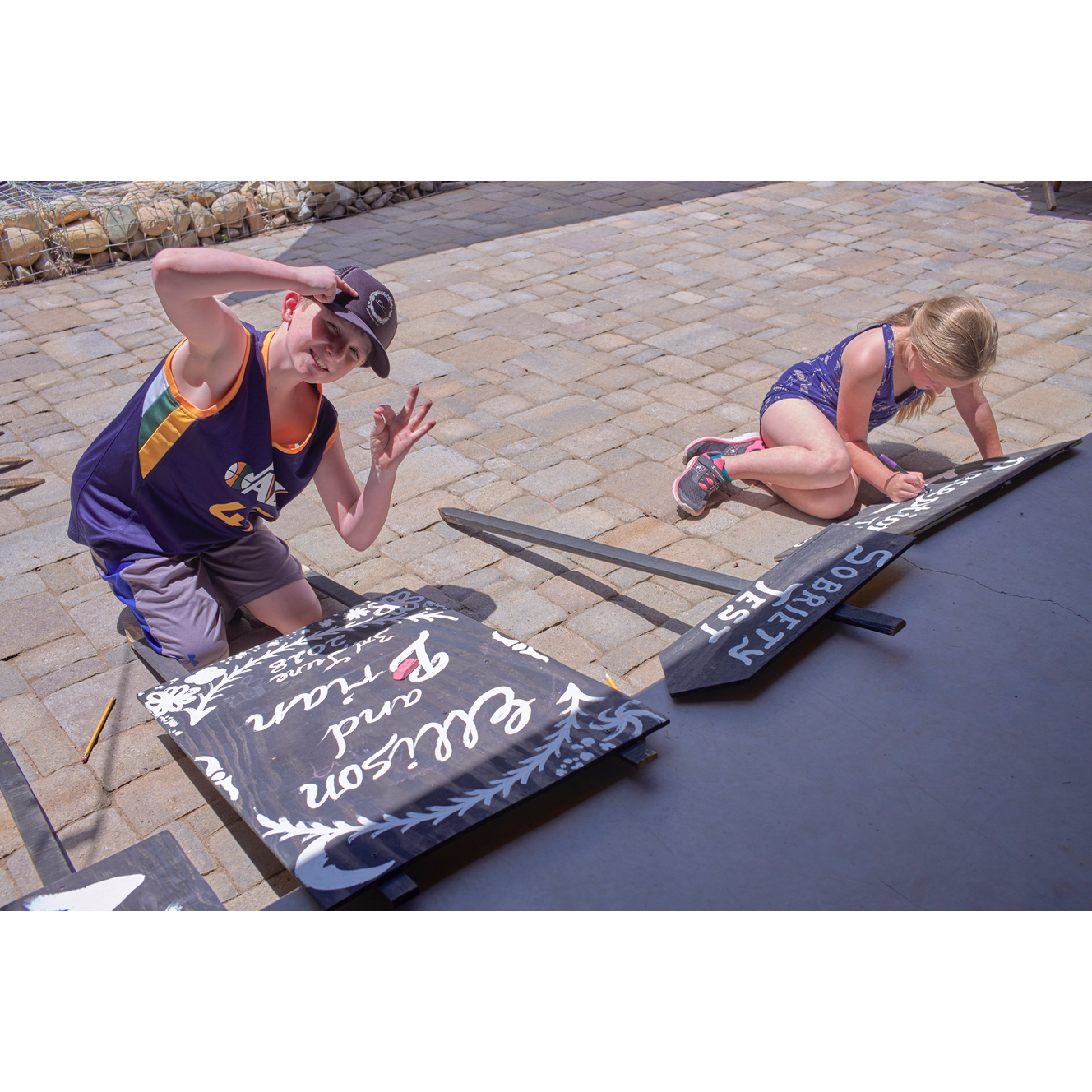 Our little helpers (Elli's cousin Travis and Elli's Goddaughter Layla), preparing the signs.