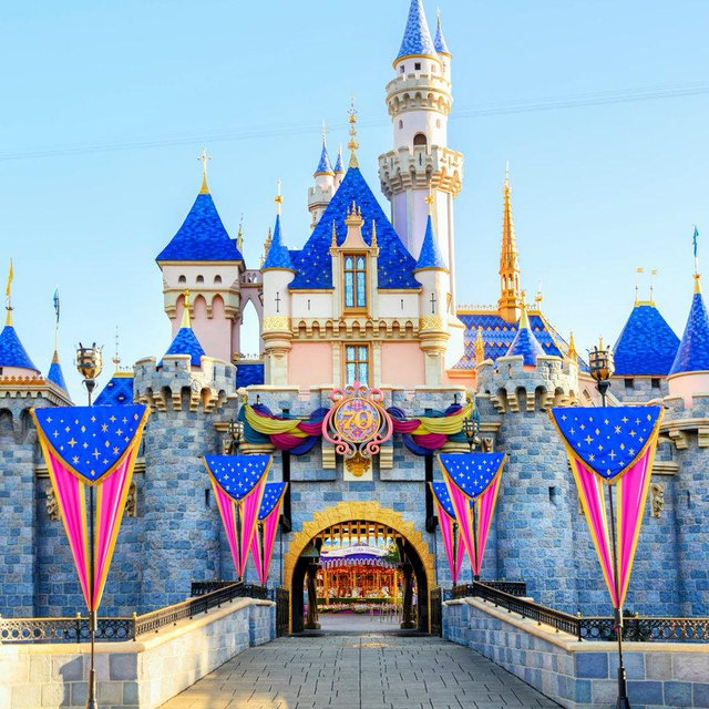 4 day Disneyland ticket w/lightning lane pass