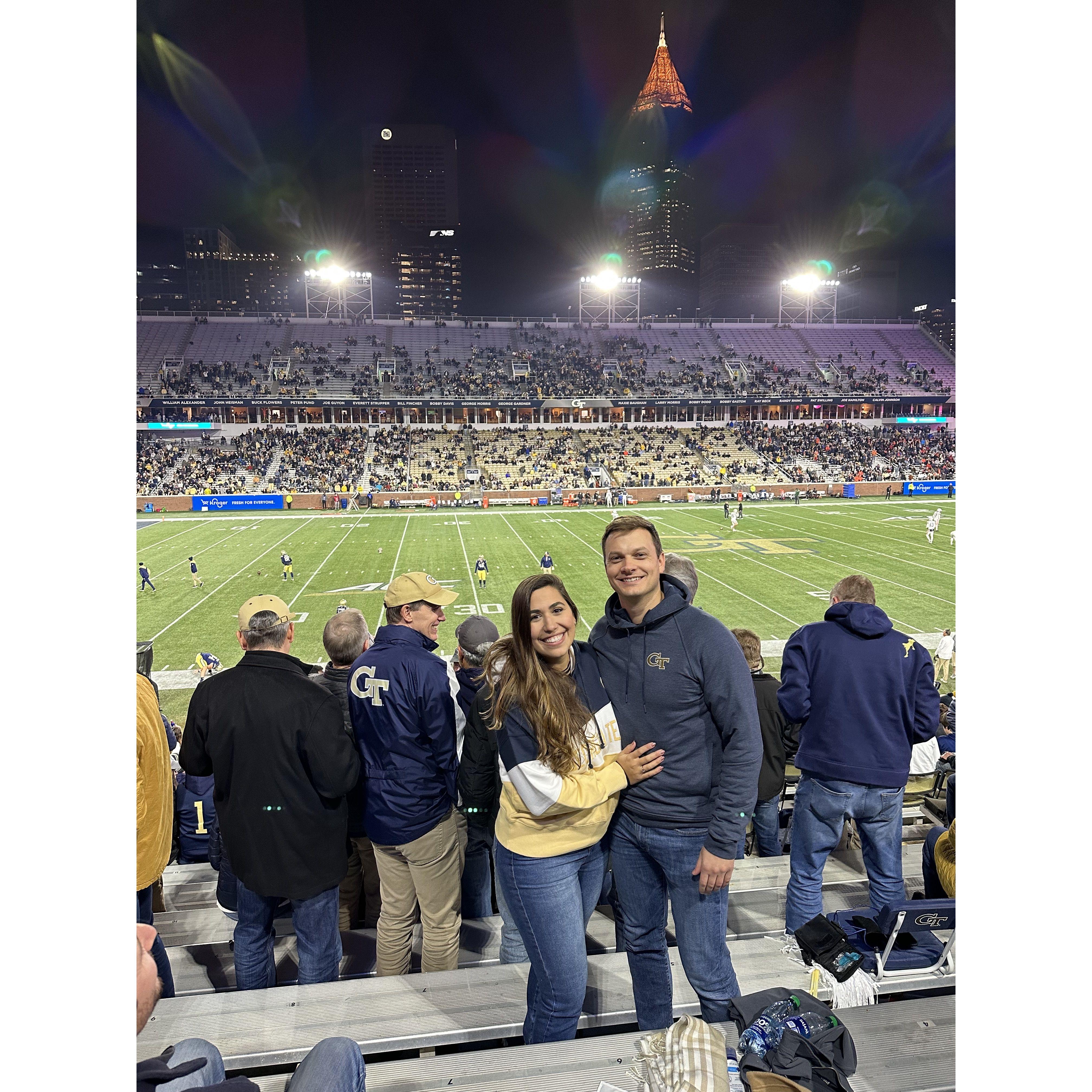 Outubro de 2022 — Final de semana em Atlanta. Primeira vez de Tati no jogo de futebol da faculdade de Greg, Georgia Tech, e conhecendo vários amigos de lá  🏈