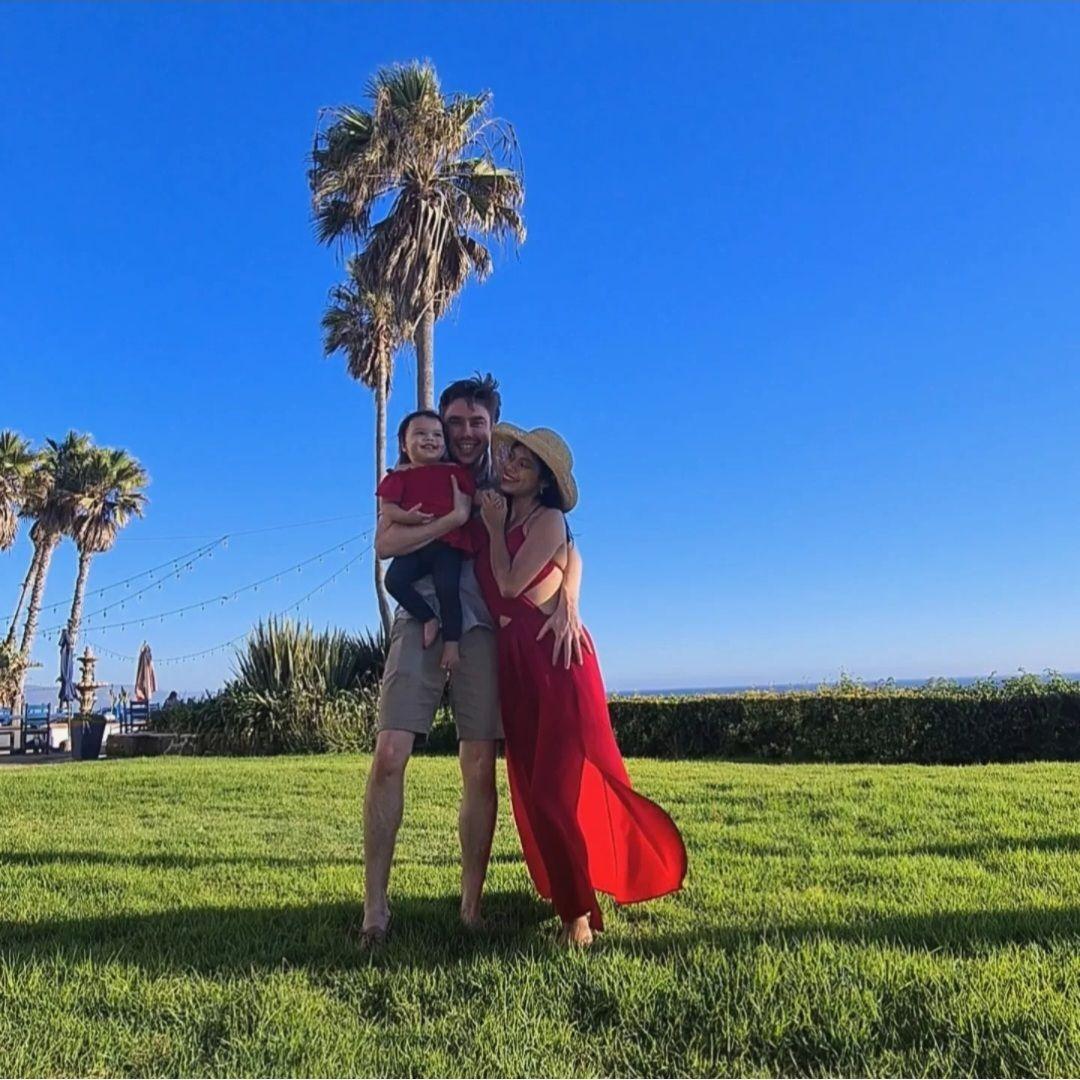 [ENG]Present day. Planning our wedding... at Las Rocas! We can't wait to celebrate here with you!
[ESP]Actualidad. Planeando nuestra boda... ¡en Las Rocas! ¡Estamos ansiosos por celebrar aquí contigo!