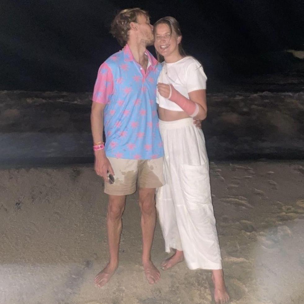 Fun Fact: The day Jaret moved to CA to start his next contract, Tess broke her wrist at a Taylor Swift concert. This is us in Cabo on a family trip, halfway through our 3 months of long distance.