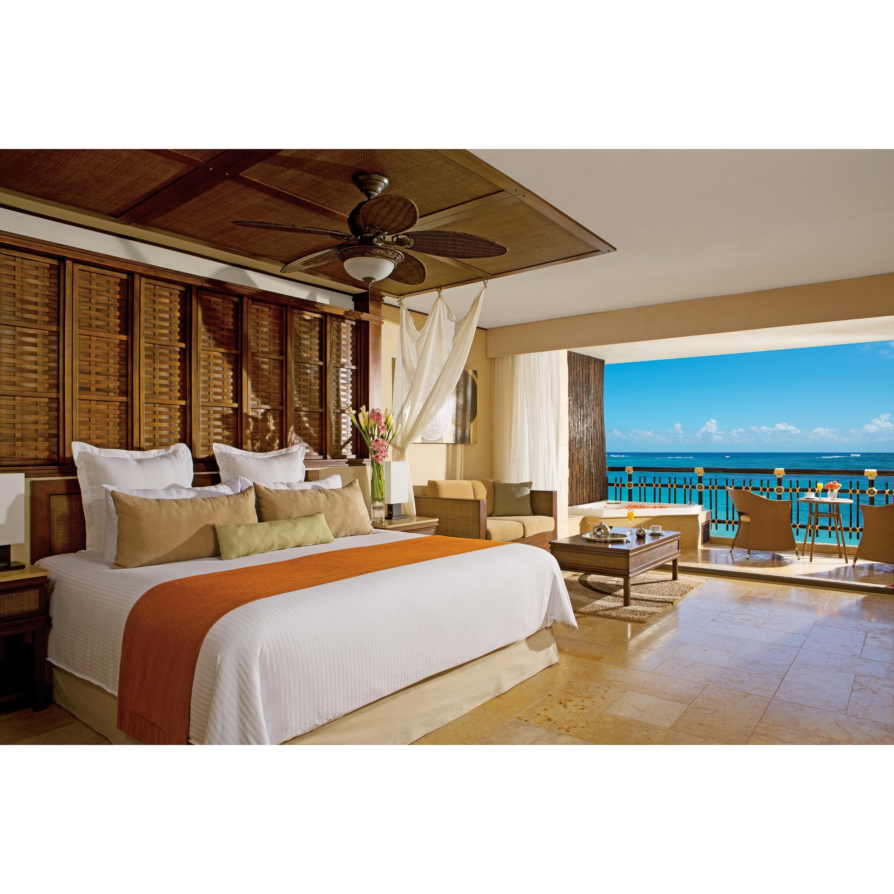 Preferred Club Ocean Front Honeymoon Suite
One king-size bed
Indoor hydrotub
Spacious, private terrace with outdoor whirlpool
Oceanfront view
Preferred Club privileges
678 ft2 / 63 m2