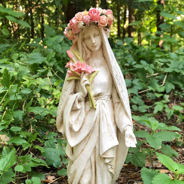 Ręczna robiona figurka Matki Boskiej z liliami