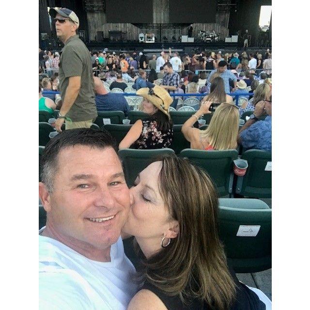 Concert kiss in 2018! - We saw Darius Rucker