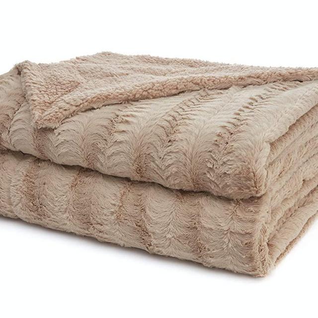 The Connecticut Home Company Soft Faux Fur Throw Blanket, Twin Bed, 80x60, Many Colors, Fluffy Large Luxury Reversible Blankets, Fuzzy Washable Throws for Couch, Sofa, Beds, Home Bedroom Decor, Beige