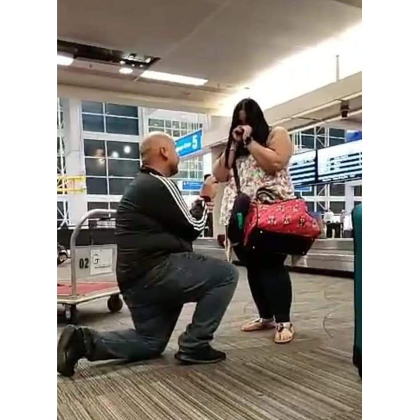 Compromiso en pleno aeropuerto