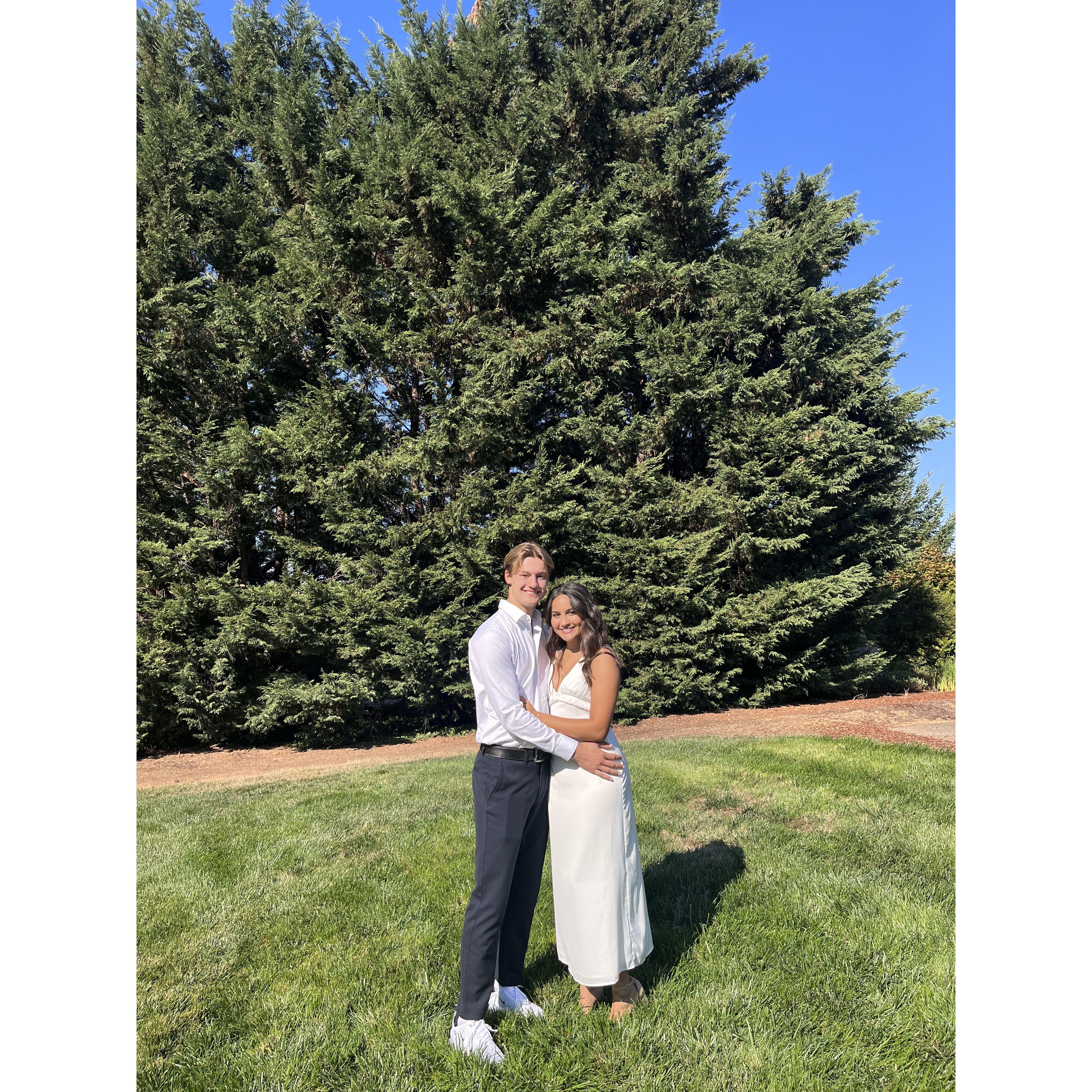 September 9, 2023 we got legally married to help the immigration process.
Op 9 September 2023 zijn we legaal getrouwd om het immigratieproces te helpen.