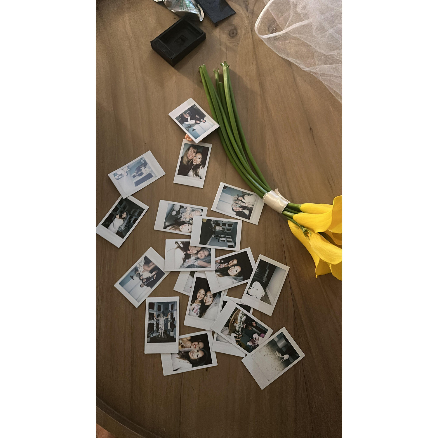 Polaroids from our wedding and flower bouquet that Andy chose.
Algumas polaroids do nosso casamento junto com o buquê que o Andy escolheu.