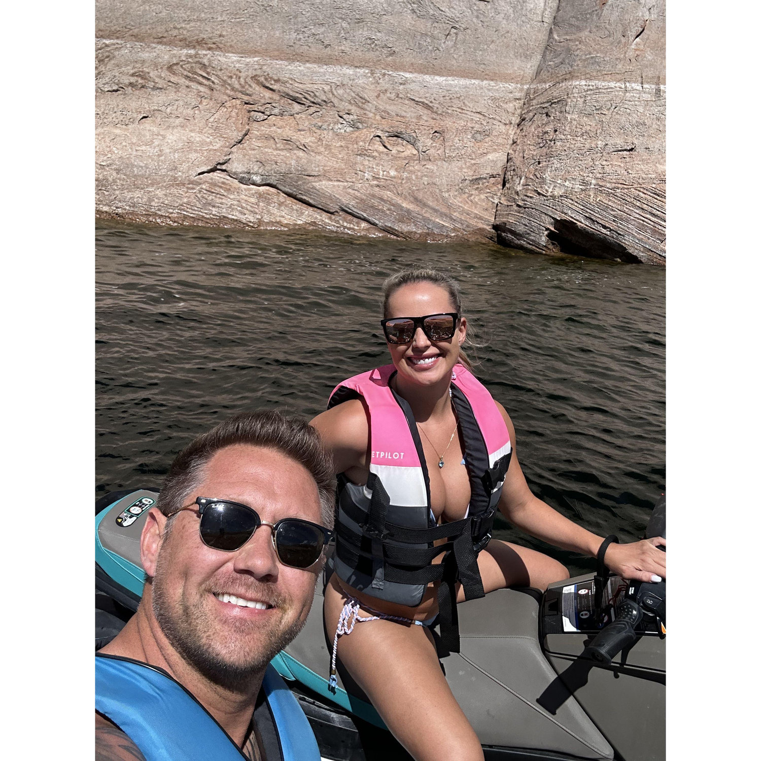 EN: Jet skiing across the beauty of Lake Powell
PL: Odkrywając uroki Lake Powell na skuterze wodnym
