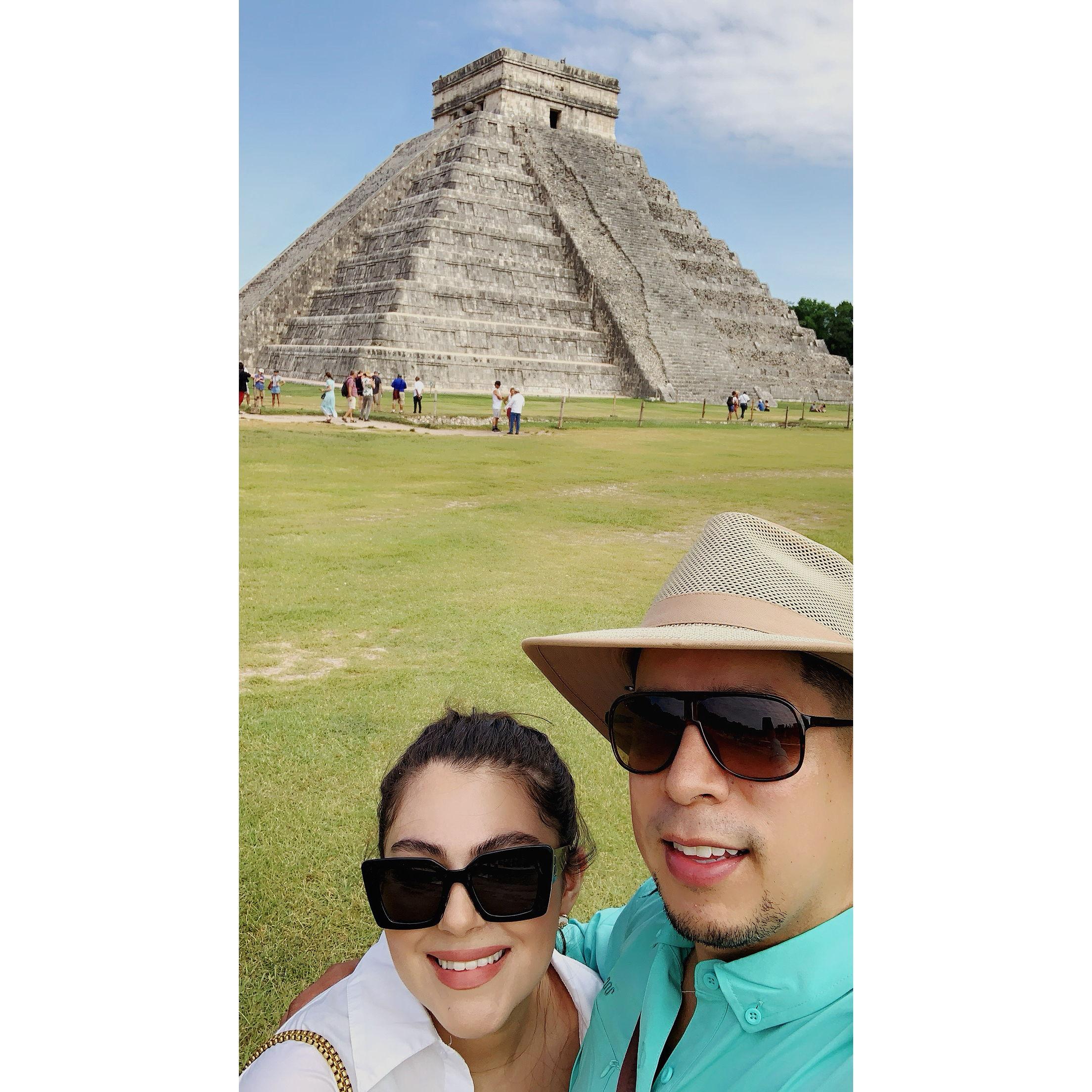 Esta foto fue en Chichén Itzá, Yucatan.
Fue ahi donde Adrian se animo a pedirme matrimonio y le di el ''SI''.