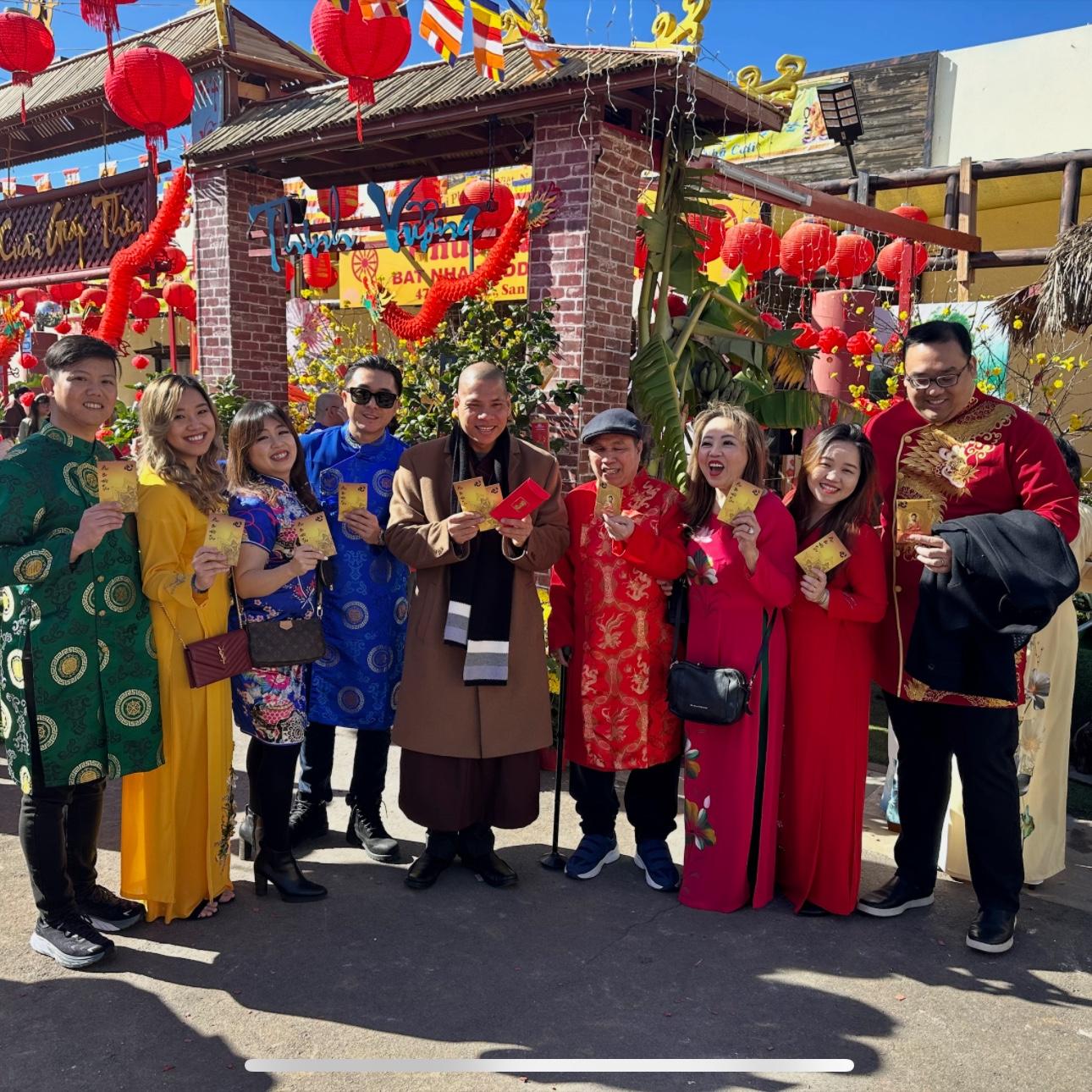 2/10/24 – First Tet together celebrating with Crystal’s family on our cultural heritage in style!

Lần đầu đón Tết, mừng với gia đình Crystal và tôn vinh di sản văn hóa một cách thật phong cách! 🎉