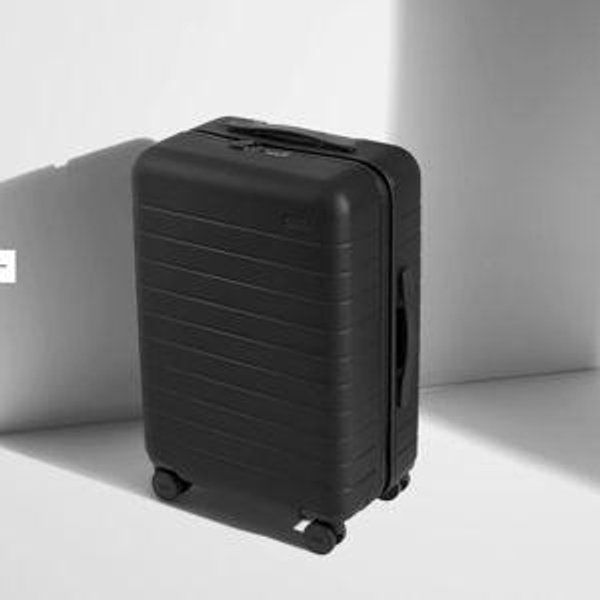 Away: The Bigger Carry-On suitcase (Black)