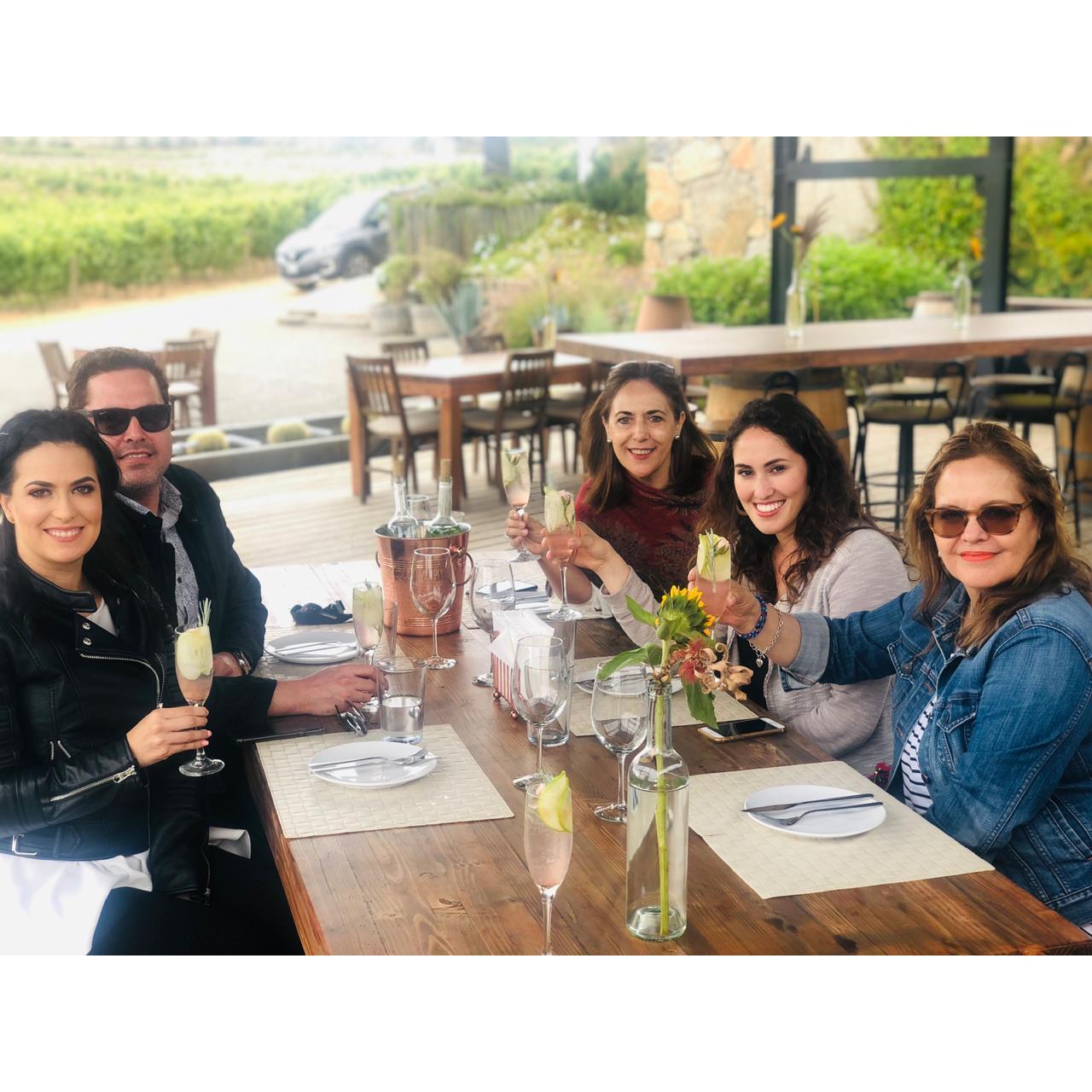 Parte de nuestra familia, en la degustación para la boda.