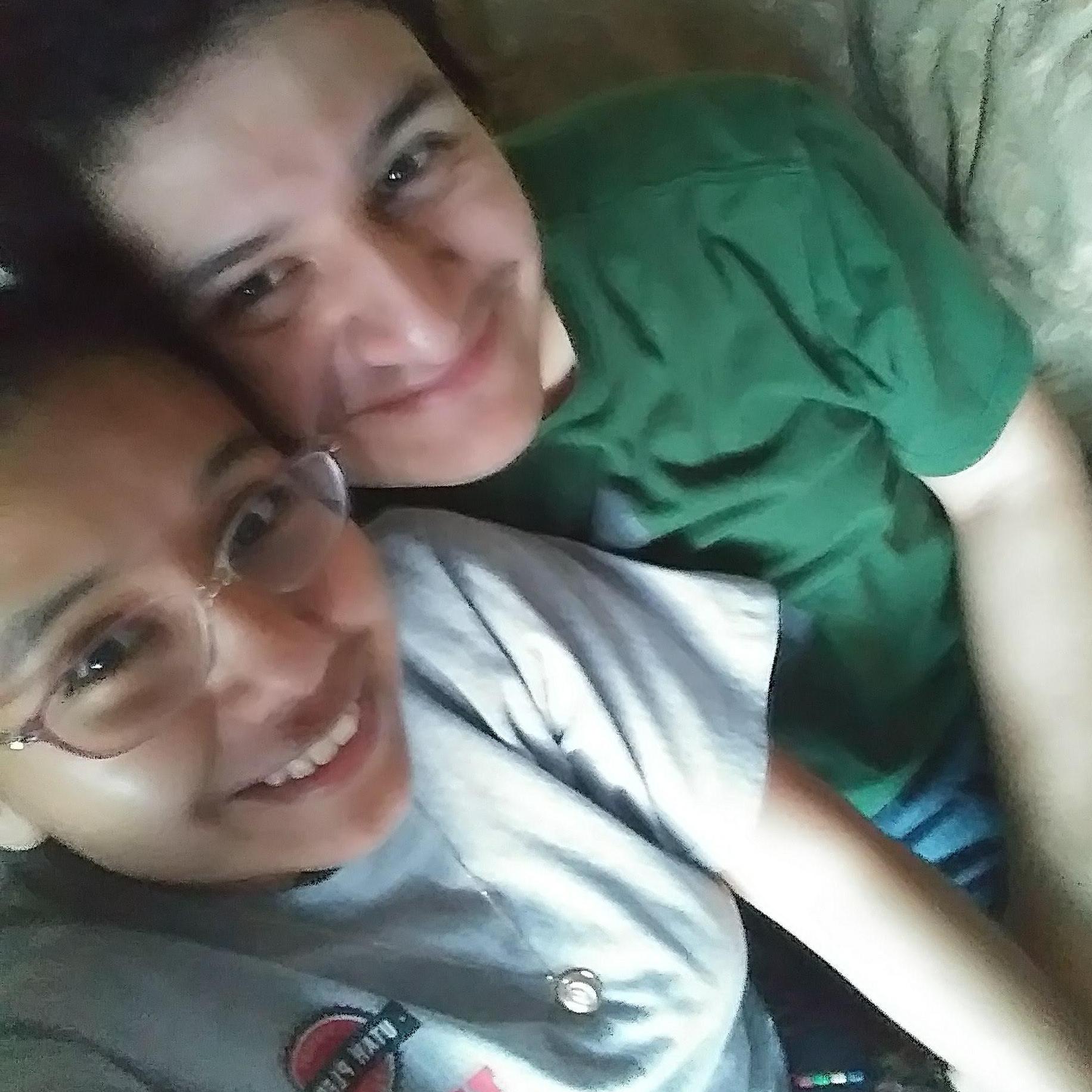 These are our VERY PROFESSIONAL pictures of us sitting and looking like cute couch potatoes 

Estas son de nuestras fotos PROFESIONALES de cuando nos sentamos, como lindas patatas de sofá