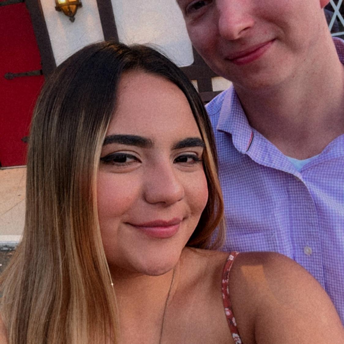 Él pidió un Manhattan y dijo: "Si eres mi novia, sabrás que es mi trago". Spoiler: ahora soy su prometida y cada vez que veo uno pienso en él… aunque yo sigo prefiriendo la margarita. 😄🍸💍