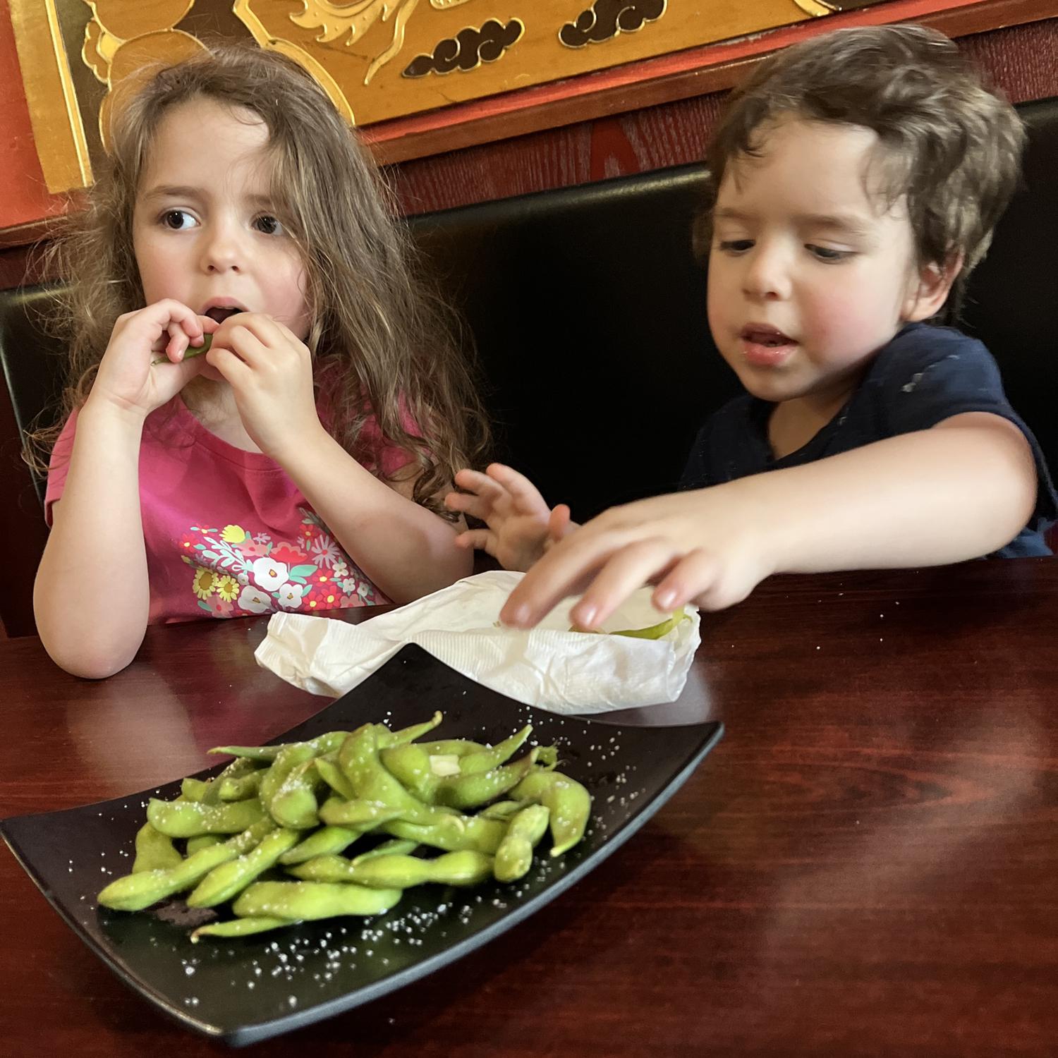 Luna y Luca les encanta, absolutamente, the Edamame! They’ll eat their weight on Edamame!