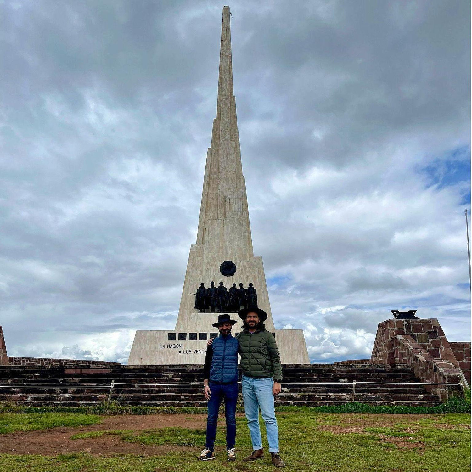28 de marzo de 2023. Ayacucho, Perú. Miguel conoce la Pampa de la Quinua donde se consolidó la independencia peruana y tierra de la familia de Andrés