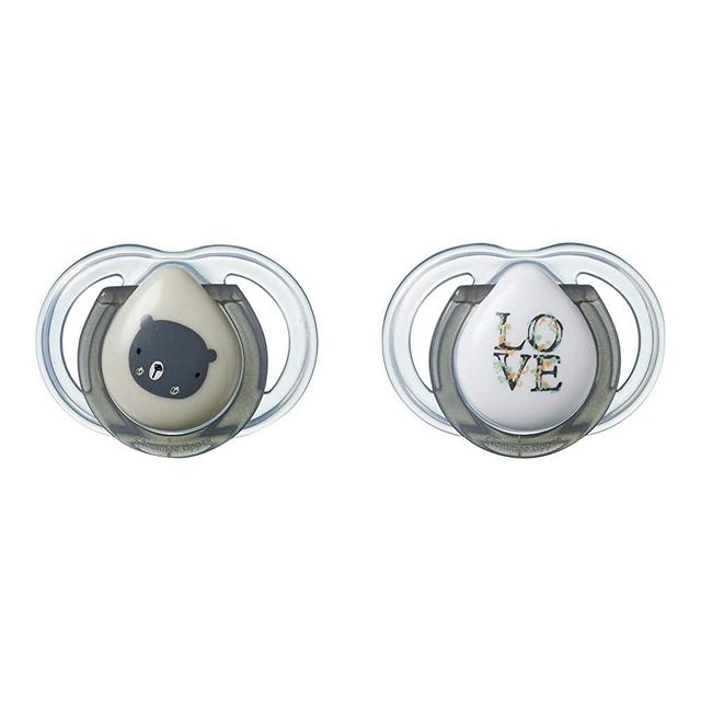 Tommee Tippee Newborn Pacifiers, Symmetrical Design, BPA-Free Binkies, 0-2m, 2-Count, Colors and Designs May Vary