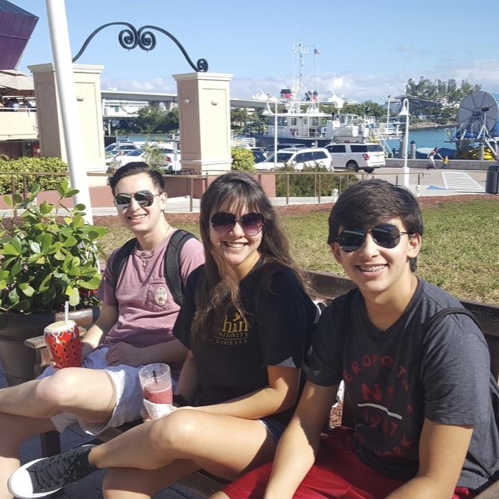 The groom and his siblings in warm Florida
