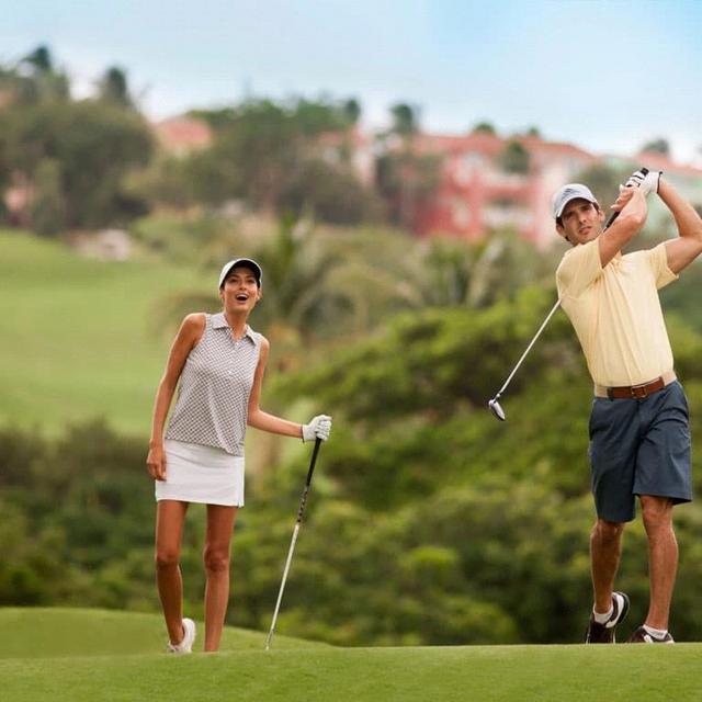 Couples golf in Hawaii