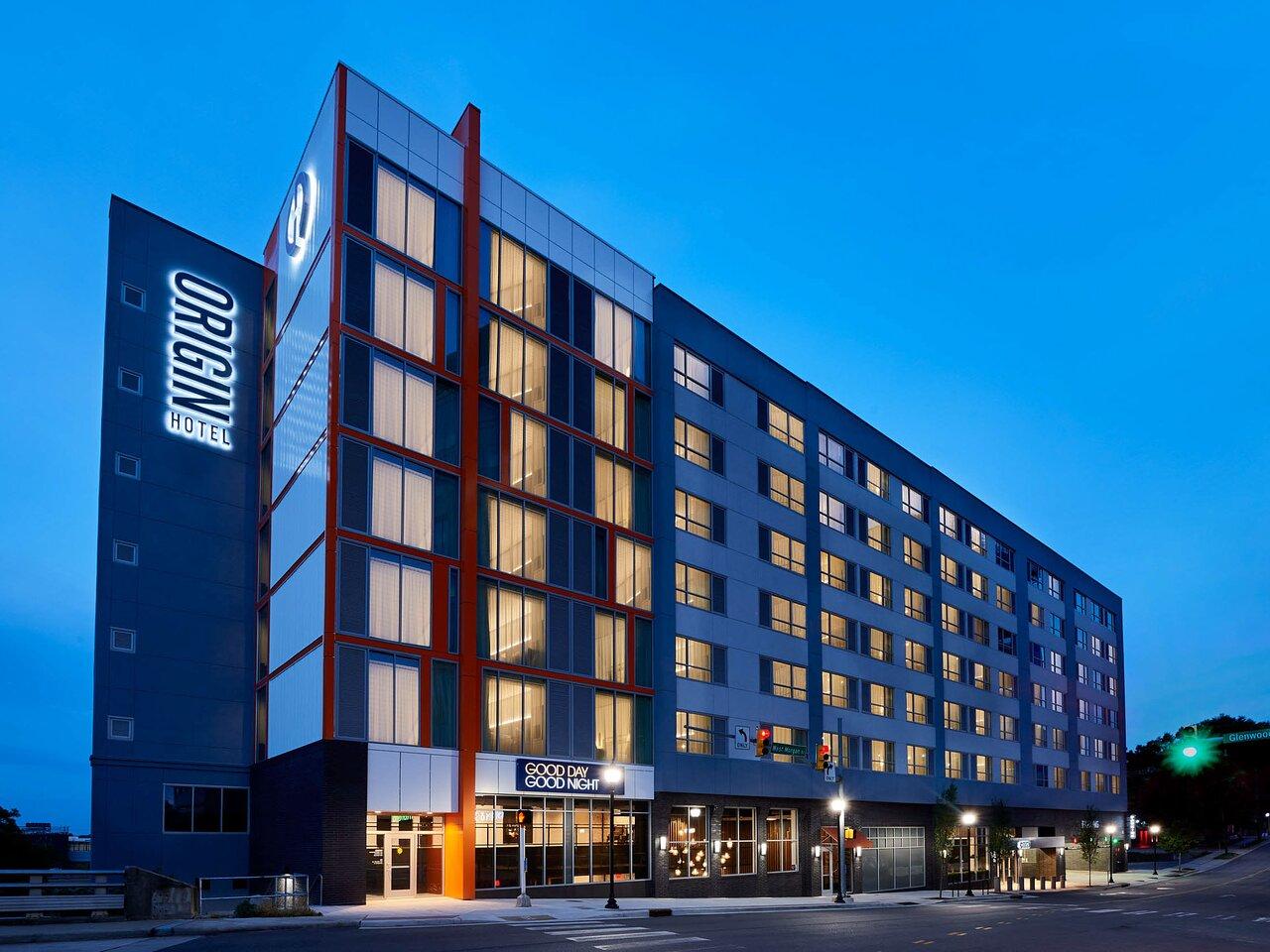 The Wedding Website of Lindsay Robinson and Chaz Beasley