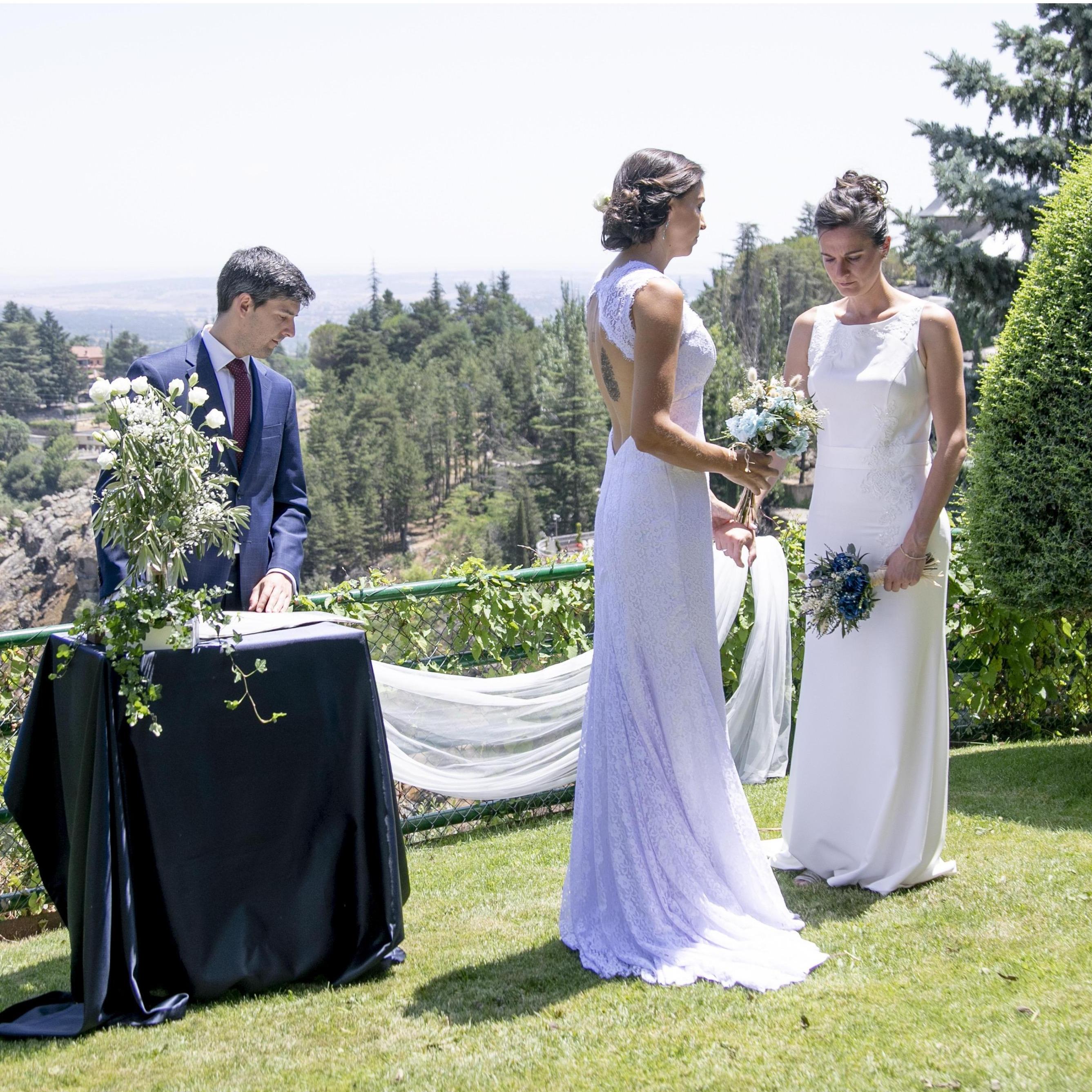 Raquel's brother, Fran, officiated the ceremony.