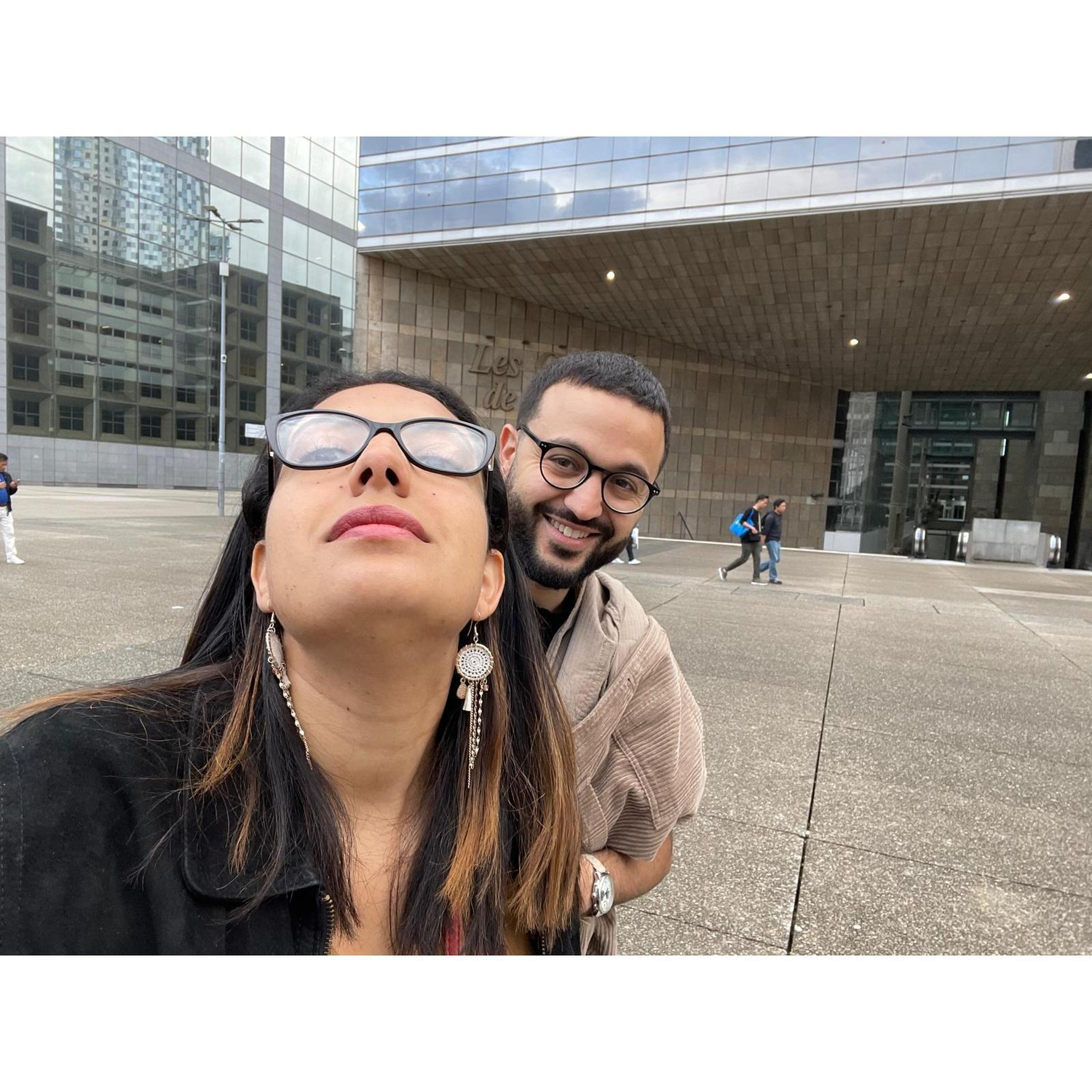 Mounia, version comédie romantique.

La vie avec Mounia, c’est 80% d’éclats de rire.
Ici, une scène quotidienne de son stand-up personnel.