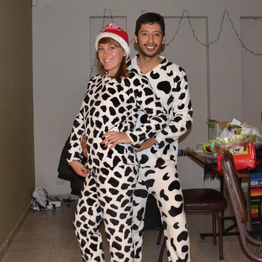 2016: Great minds think alike! At Christmas we gave each other matching animal jammies. // Descubrimos qué tanto nos conocemos en Navidad cuando nos regalamos la misma cosa, estas pijamas de vaquita.