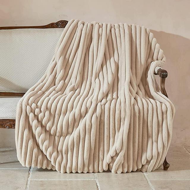 Amélie Home Luxury Jacquard Stripe Faux Fur Throw Blanket, Soft and Warm Thick Furry Throw Blankets in Fall Winter, Woven Fluffy Plush Blanket for Sofa Couch Bed Living Room, Beige, 50" x 70"