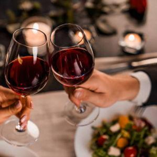 Primera botella de vino como esposos