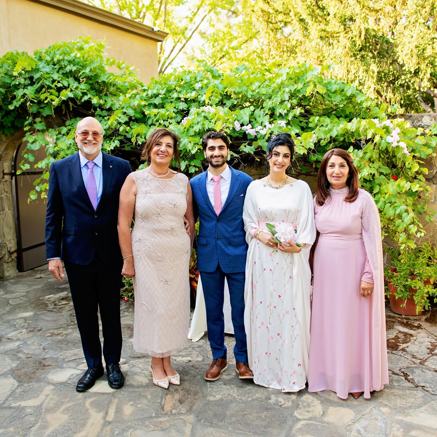 On the right, the bride’s mother (Sawsan Al-Hussaini), and on the left, the groom’s parents (Zeina and Nasser Lama). من اليمين أم العروس (سوسن الحسيني) ومن اليسار أهل العريس (زينة وناصر لاما)