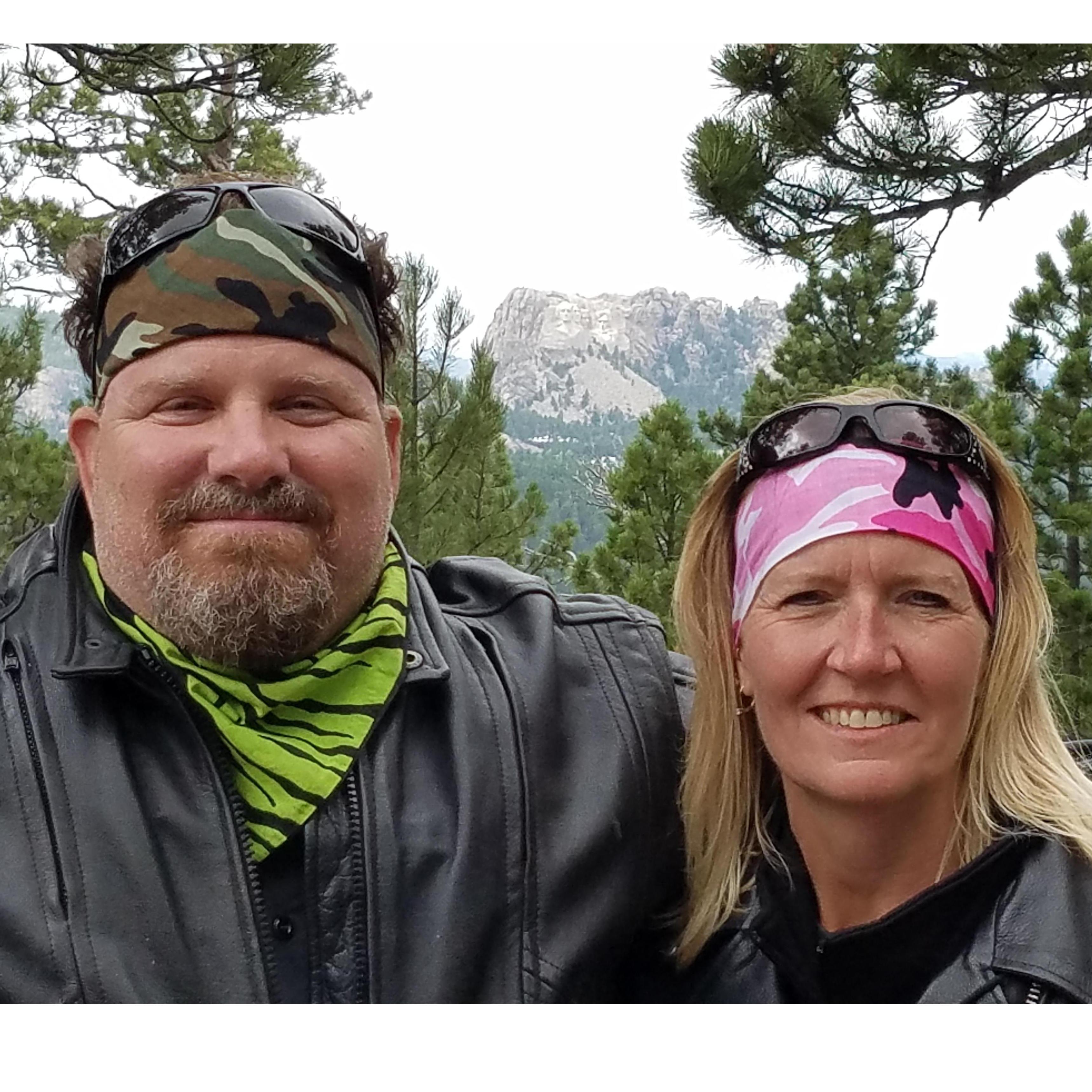 Mount Rushmore in the background