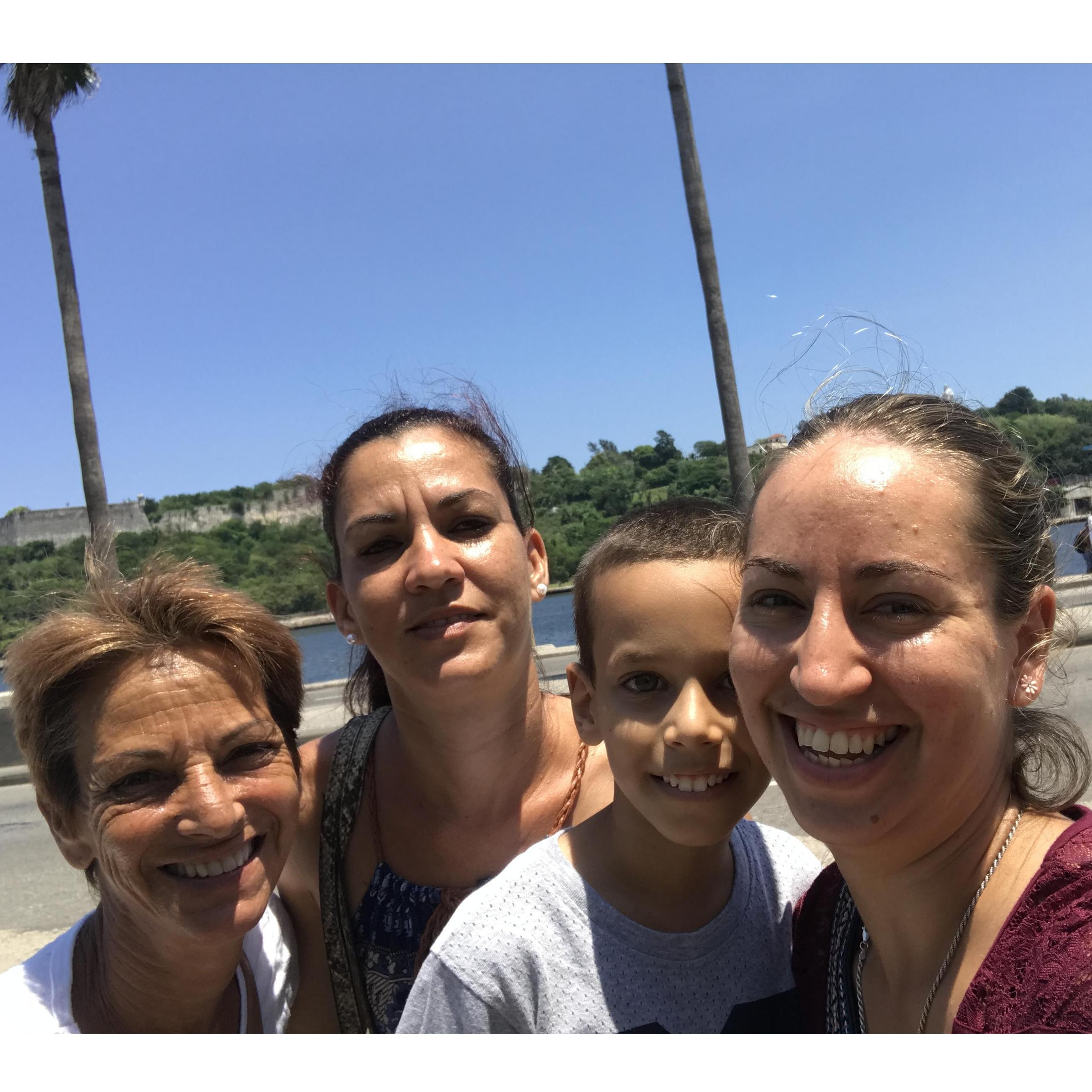 Our Cuban family !! Nuestra familia cubana.
