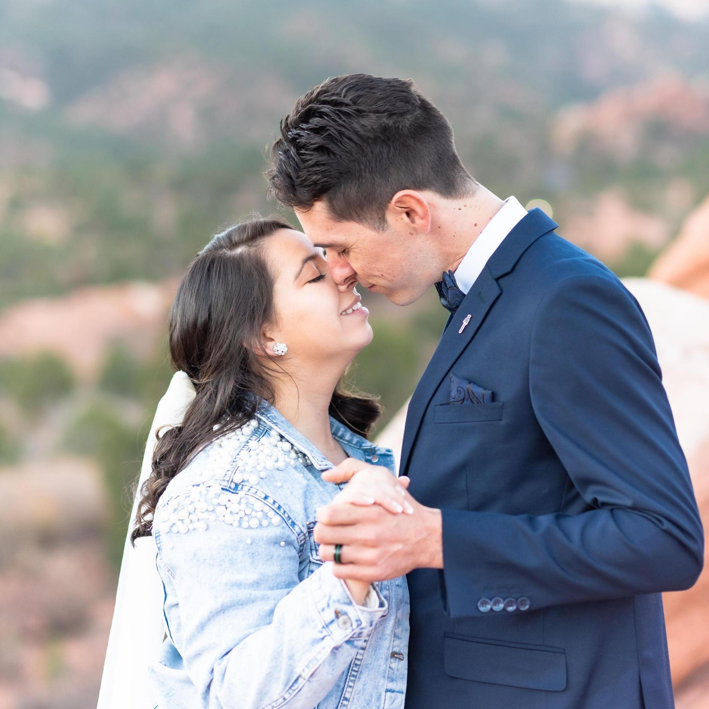 First dance as husband and wife.
Primero bailan como marido y mujer.
Song/Canción: Stand By Me by Boyce Ave.