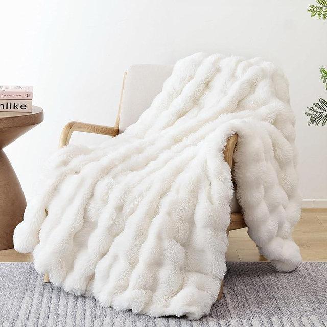 Smoofy Faux Fur Throw Blanket for Couch – Cream White Fluffy Cozy Rabbit Fleece, Plush Soft Bubble Blanket for Sofa & Bed, for Mom, Warm Fuzzy Home Room Decor Throw 60" x 80"