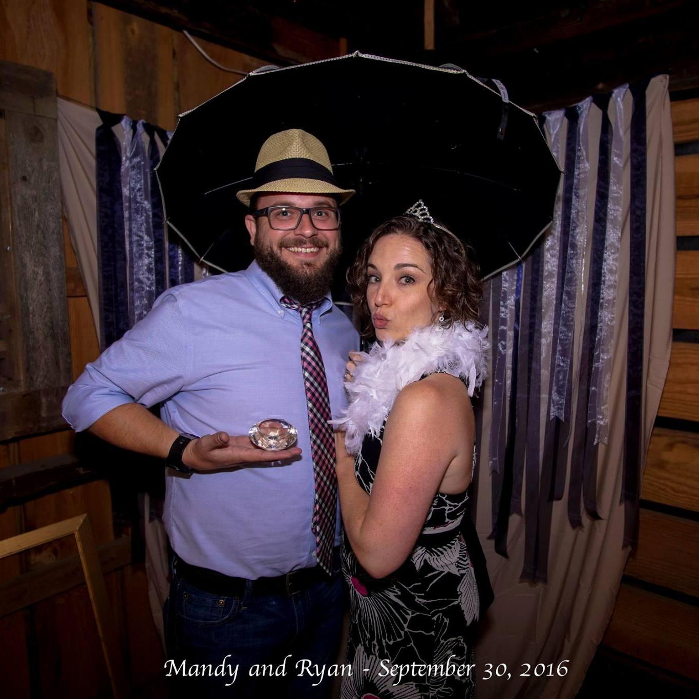 Mandy & Ryan's wedding - rockin' the photo booth!