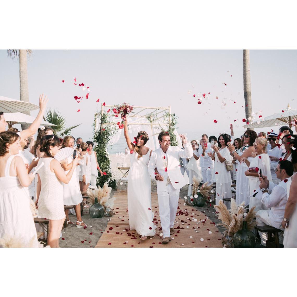 You want us to wear white??
Yes, really, we do! Here are a few pictures to share our vision with you. Or google "Diner en Blanc" for more outfit ideas!