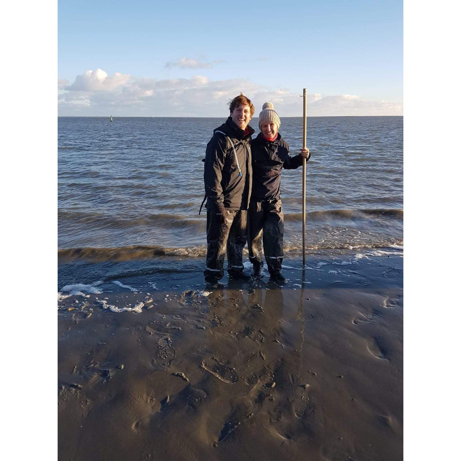 2018 | Tom and Karin started exploring the Netherlands and its hidden gems such as wadlopen aka mudflat hiking in the Wadden Sea
***
Tom & Karin während ihrer Wattwanderung in den Niederlanden.