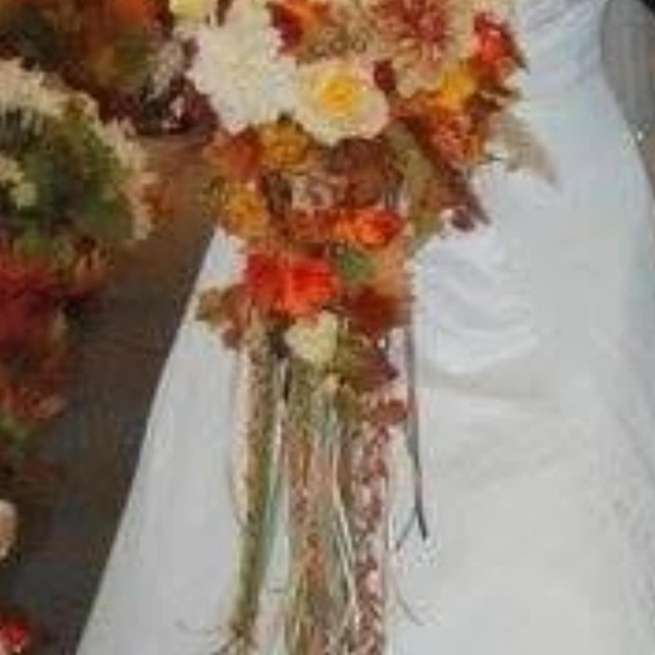 The flowers the bride’s will be modeled after. These are from her fire bridesfolk, Chelle, whose mom Kathy’s garden is the venue (she’ll make 💐 too). Chelle’s flowers are in the garden! 🗺️