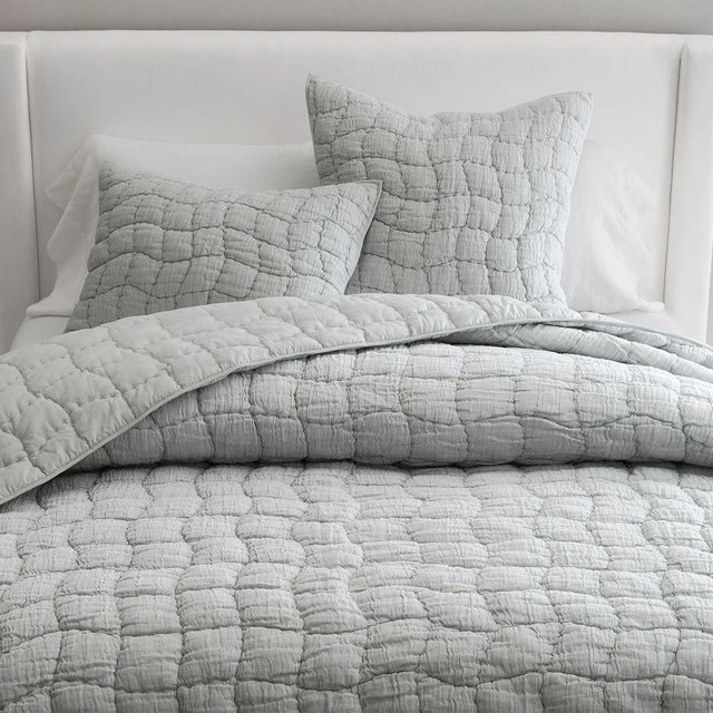Cloud Handcrafted Cotton/Linen Quilt, Full/Queen, Chambray